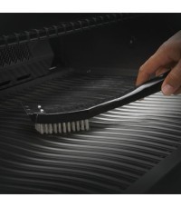 Cepillo/Raspador en Acero - Napoleon - 62118 SS Grill Brush inuse 1