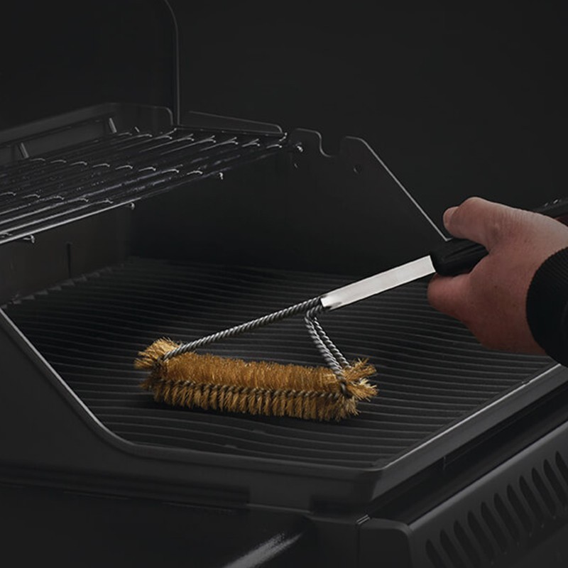 Cepillo 3Filas para Parrilla - Napoleon - 62062 Paralell Brass GrillBrush inuse