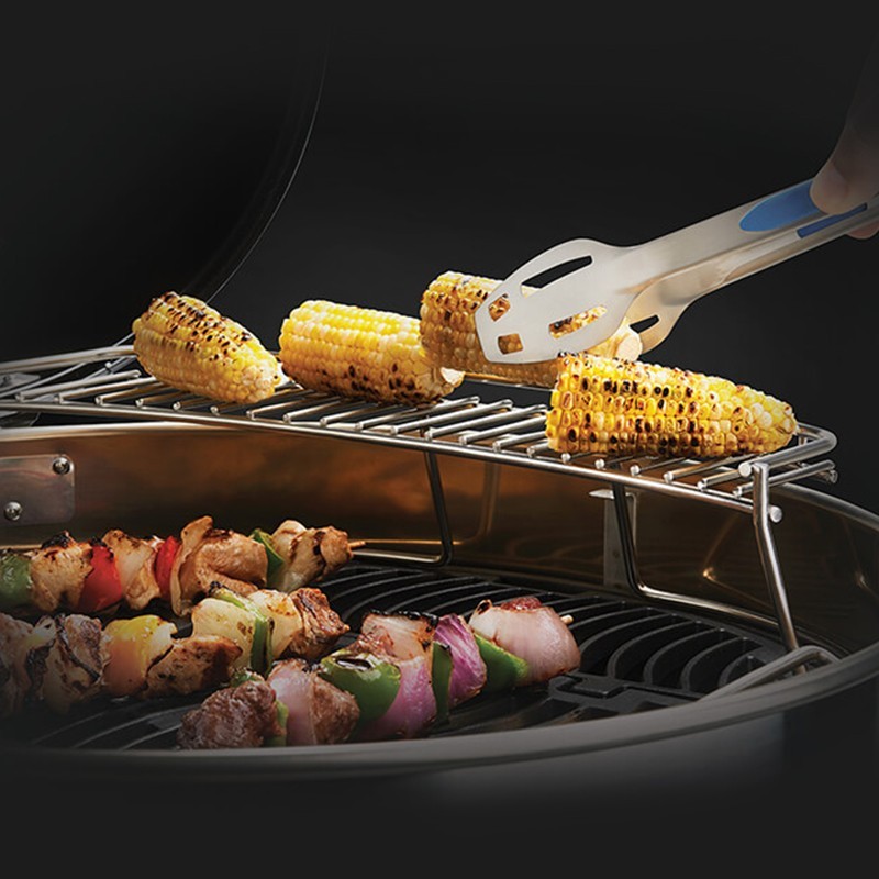 Rejilla para mantener el Calor - Napoleon - 71022 charcoalKettle warmingrack inuse