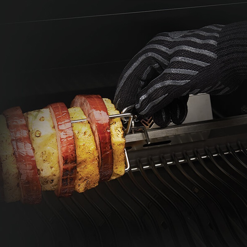 Guantes Premium - Napoleon - 62145 grilling gloves inuse
