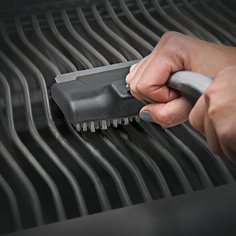 Cepillo de Acero - Napoleon - 62035 70007 ss grillbrush inuse 1