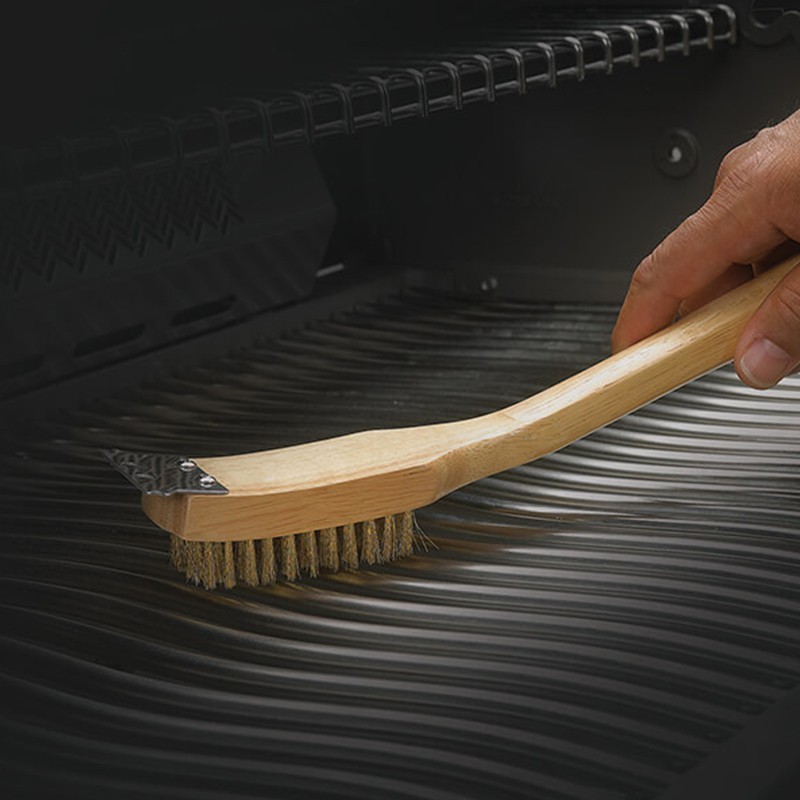 Cepillo para Parrilla Latón - Napoleon - 62028 brassgrillbrush18in inuse