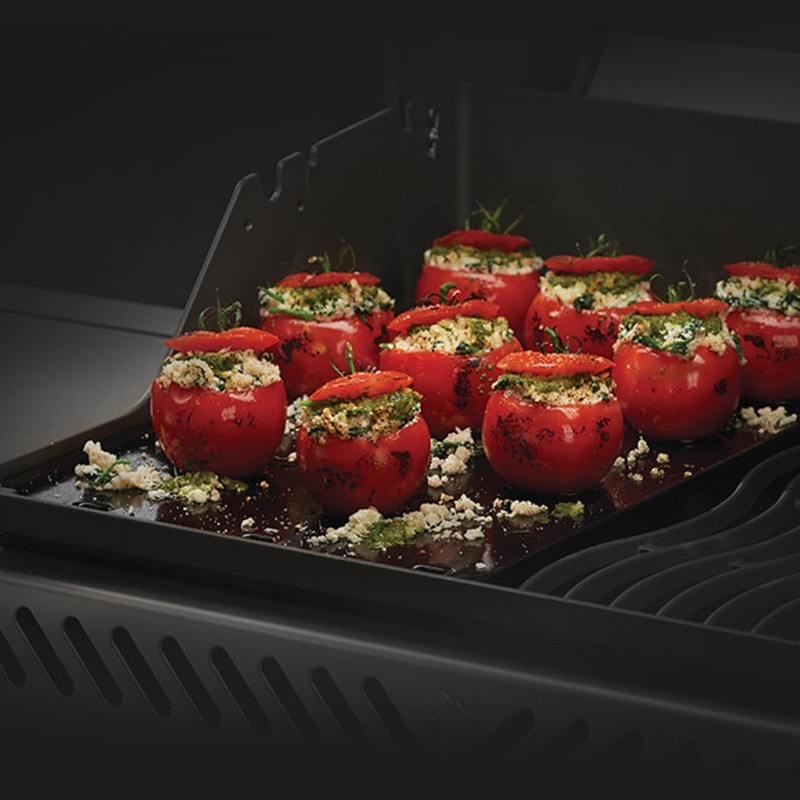 Plancha Reversible Rogue®- Napoleon - 56426 Enameled cast iron griddle inuse