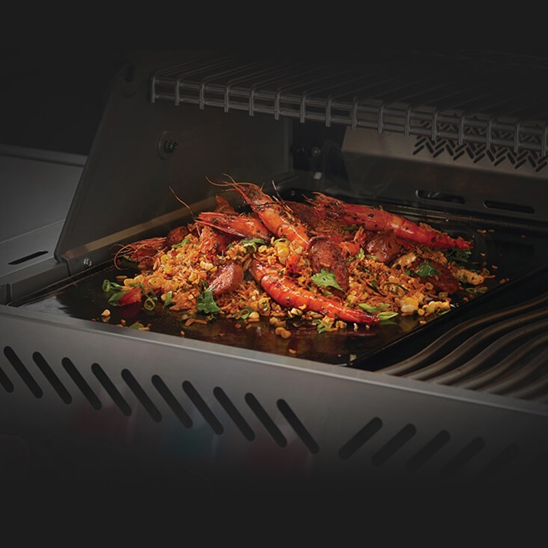 Plancha Reversible Prestige®- Napoleon - 56041 Enameled cast iron griddle inuse
